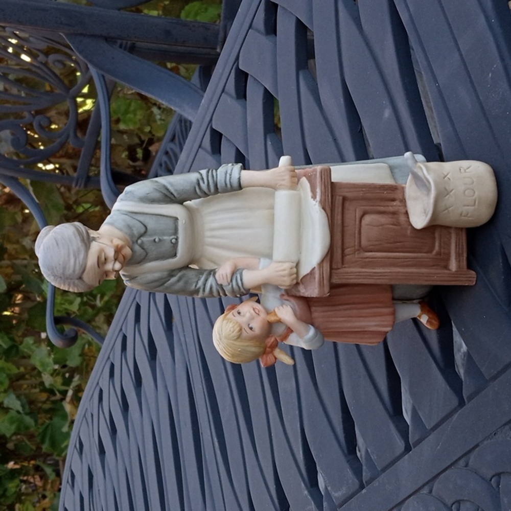 Enesco "Treasured Memories Grandma's Cookies" Vintage Figurine